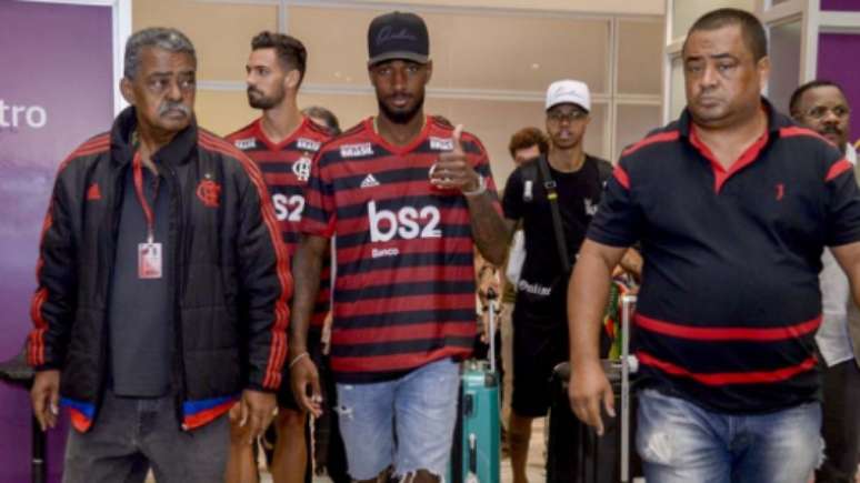 Desembarque de Gerson (junto a Pablo Marí) (Foto: Marcelo Cortes / Flamengo)