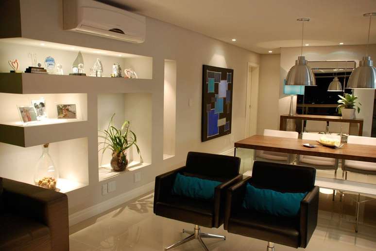 14. Sala integrada com estante de gesso &ndash; Foto Pintrest
