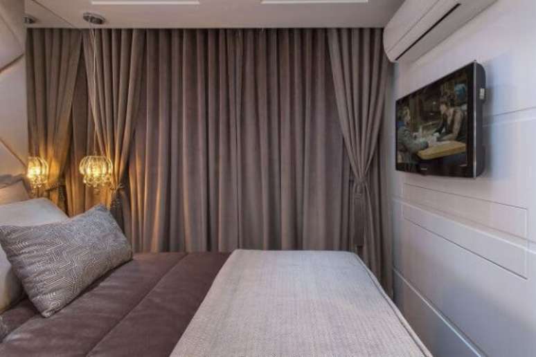 48. Quarto com tons de marrom e m&oacute;veis planejados brancos &ndash; Foto Pinterest