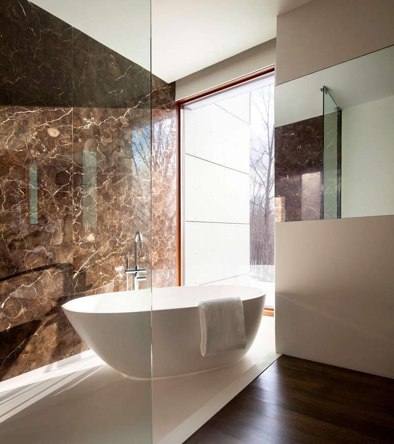 86. Tons de marrom para banheiro moderno com piso de madeira e banheira branca – Foto Pinterest