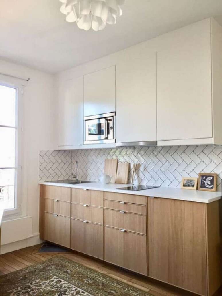 34. Cozinha com armário branco decorada com gabinete de madeira – Foto: DecoModerne