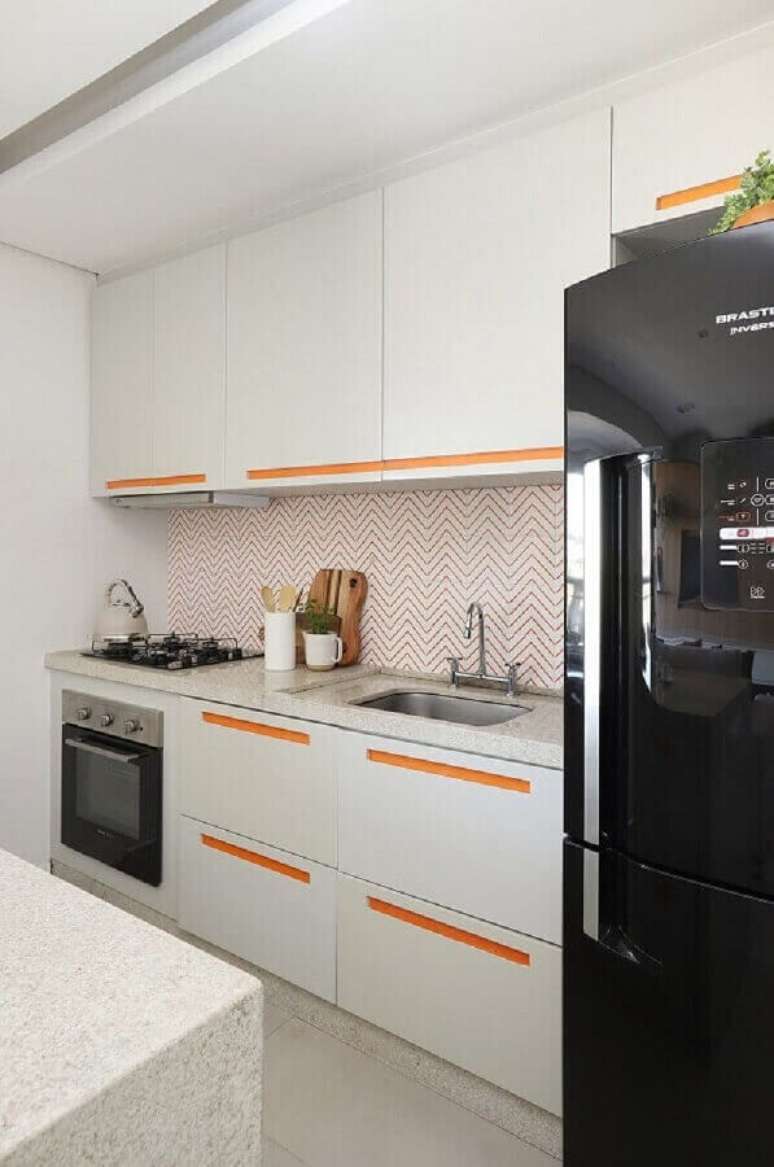 24. Armário branco de cozinha pequena decorada com detalhes em laranja – Foto: Studio Canto Arquitetura