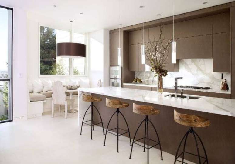 3. Cozinha com tons de marrom e bancada de marmore – Foto Pinterest