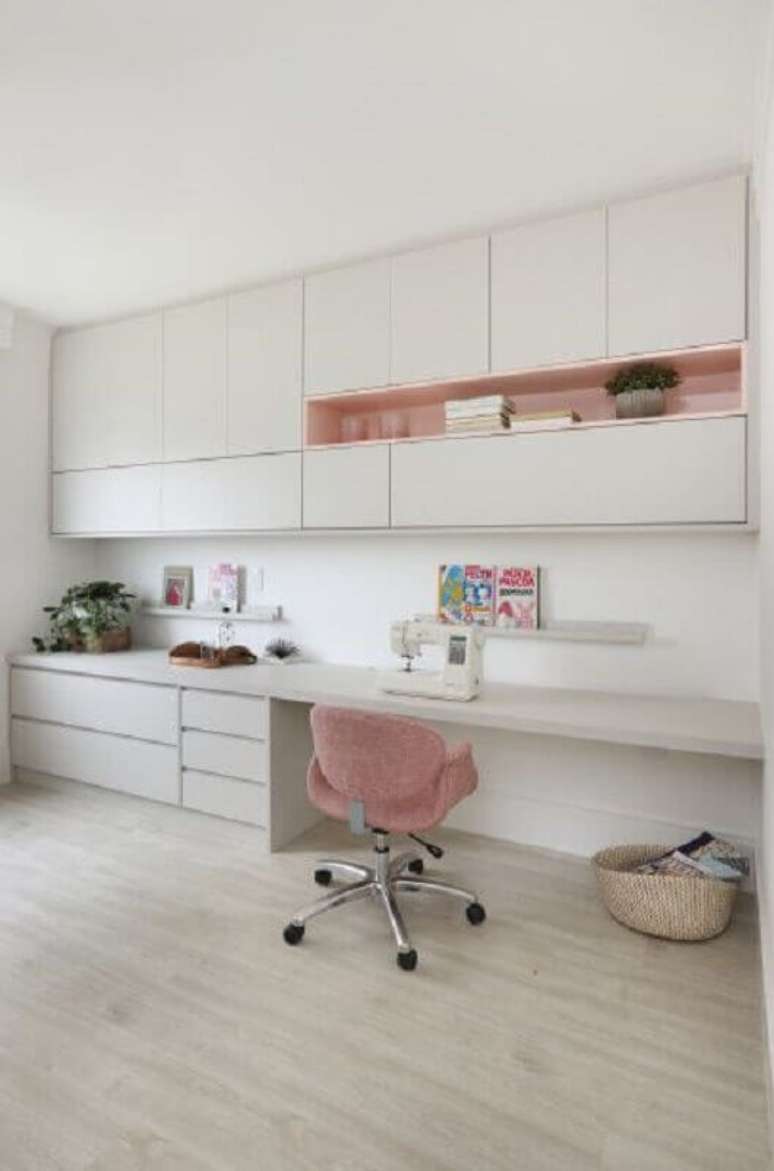 19. Armário branco com nicho rosa para decoração de home office – Foto: Pinterest