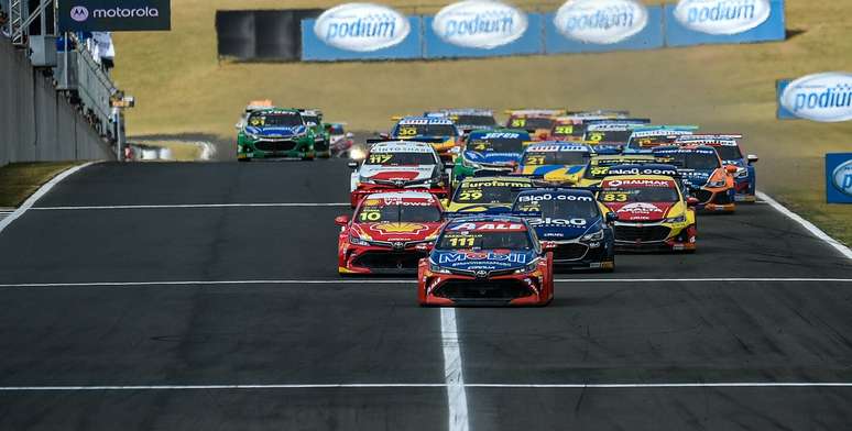 Largada da corrida 1 de domingo no Velocitta 