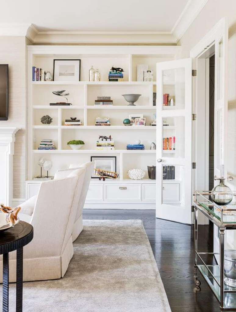 56. Estante de gesso branca para sala de estar – Foto Boston Magazine
