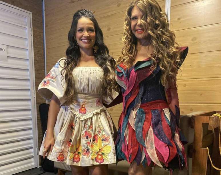 Juliette Freire e Elba Ramalho, nos bastidores da live de São João