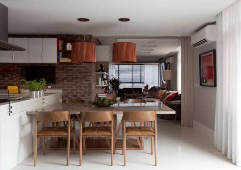 54. Móveis de madeira em diferentes tons de marrom para decorar a cozinha americana com mesa de jantar – Foto Pinterest