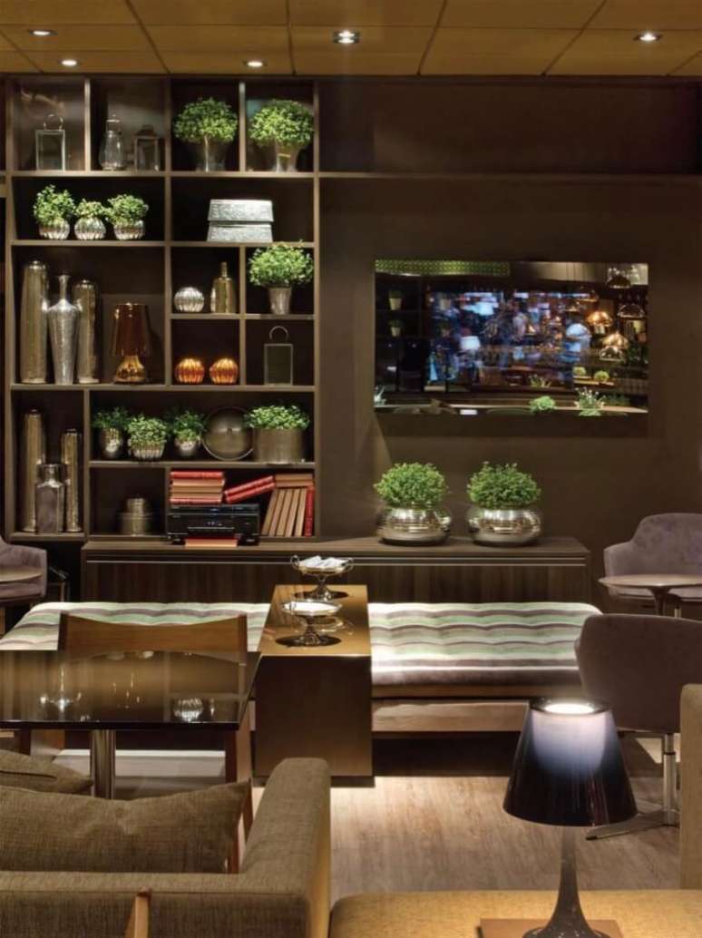 73. Sala de estar com decoração em tons de marrom e móveis planejados de luxo – Foto Pinterest