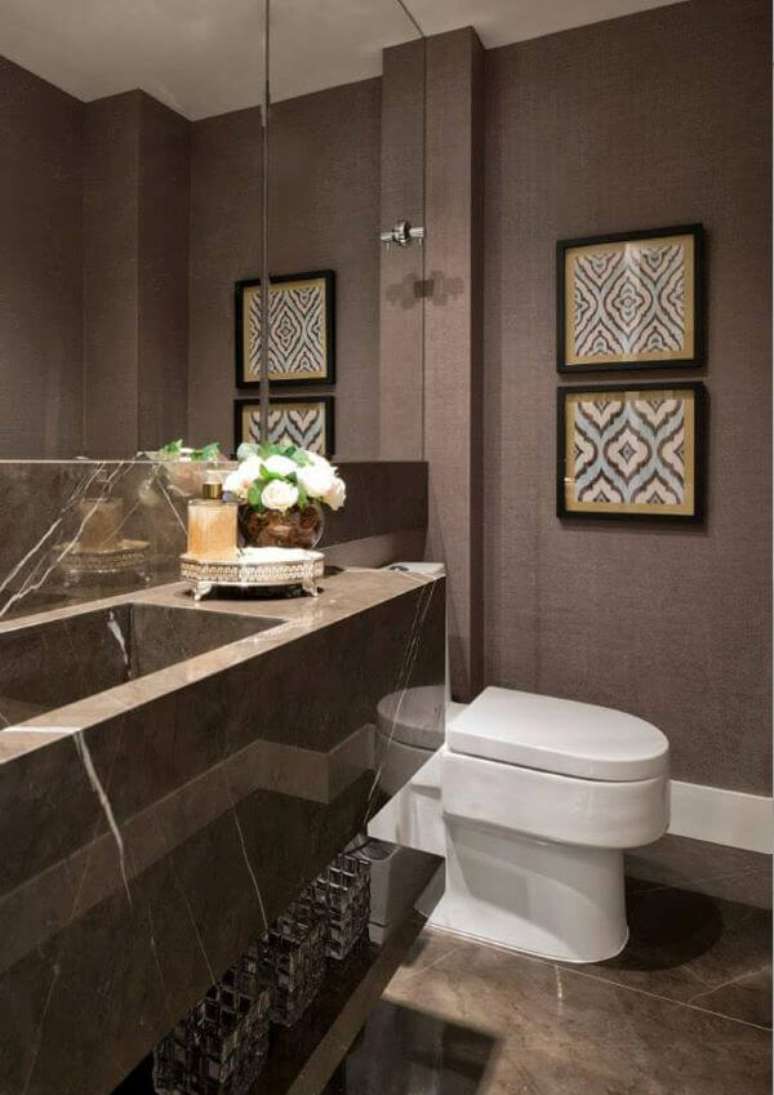 15. Banheiro com tons de marrom e pia de granito &ndash; Foto Pinterest