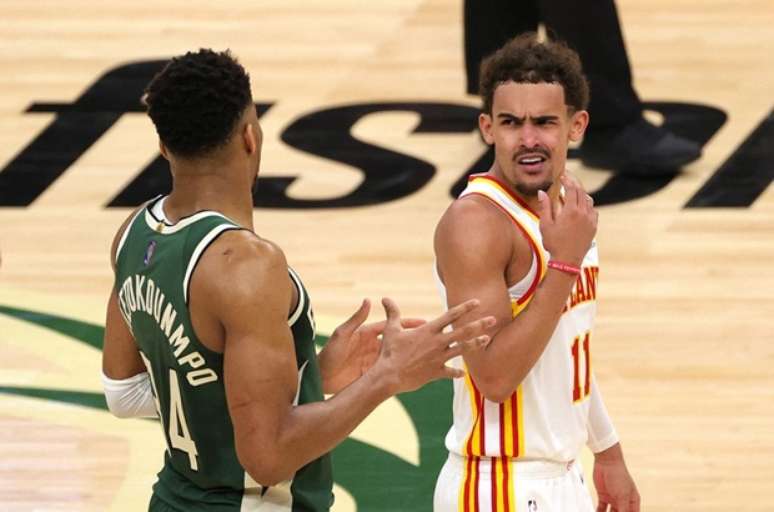 Trae Young e Giannis Antetokounmpo