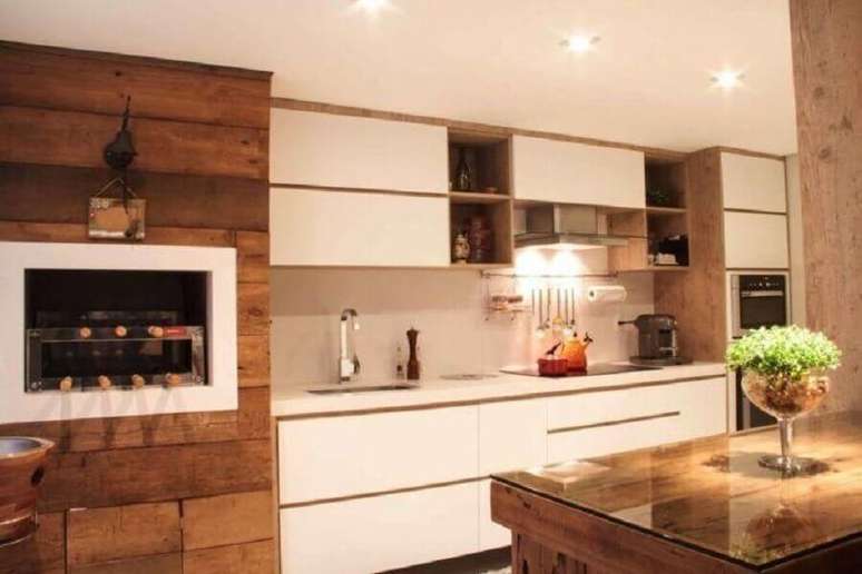 36. Cozinha gourmet decorada com armário branco com madeira – Foto: Sarah & Dalira