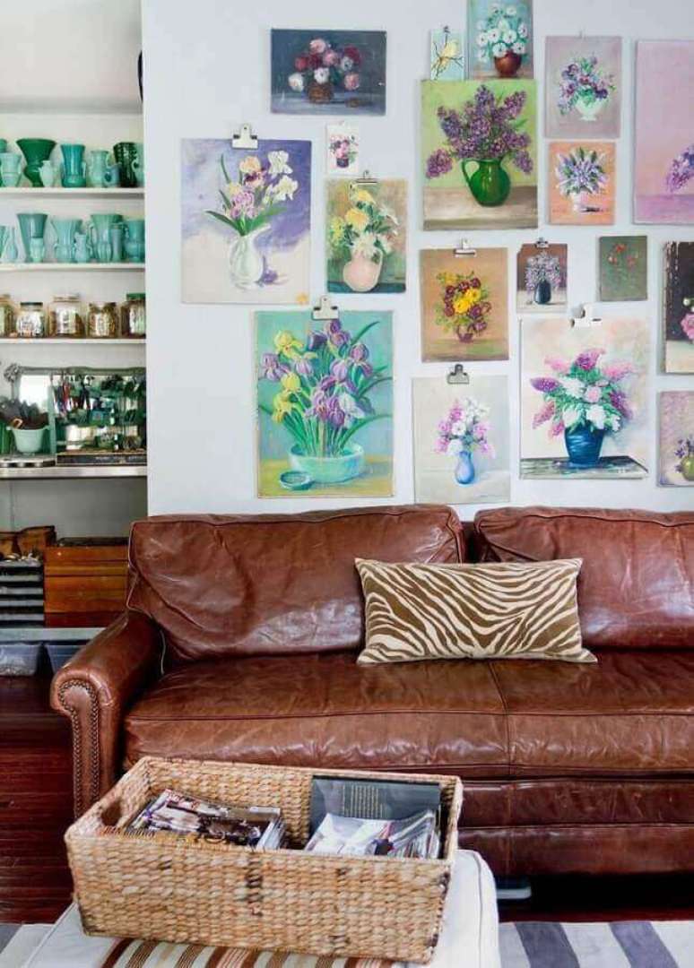 40. Sala de estar com sofá de couro e quadros na parede – Foto Pinterest