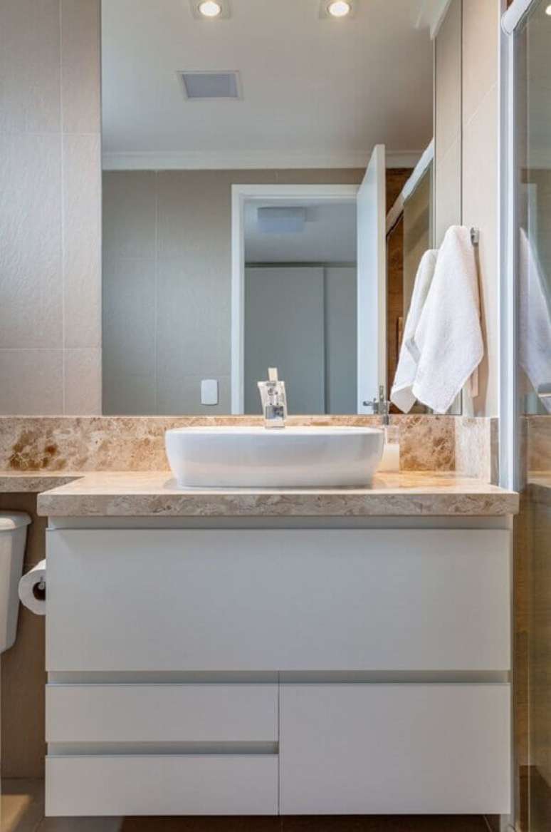 47. Decoração de banheiro pequeno com armário branco – Foto: Rúbia M. Vieira Interiores
