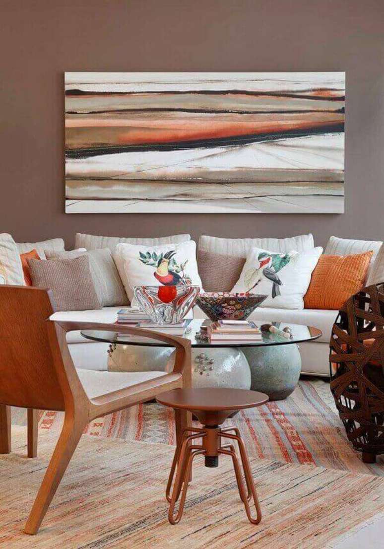 6. Sala de estar com parede marrom acinzentado e almofadas alaranjadas – Foto Pinterest