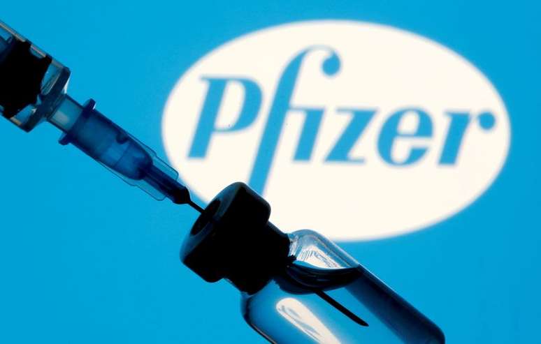 Frasco e seringa à frente de logo da Pfizer em foto de ilustração
11/01/2021 REUTERS/Dado Ruvic