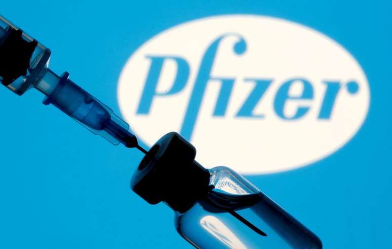 Frasco e seringa &agrave; frente de logo da Pfizer em foto de ilustra&ccedil;&atilde;o
11/01/2021 REUTERS/Dado Ruvic