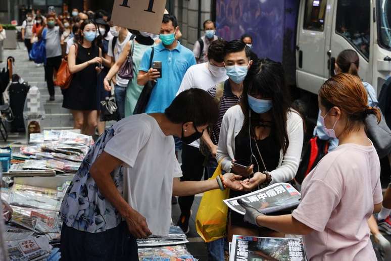 Pessoas fazem fila para comprar útima edição do jornal Apple Daily em Hong Kong
24/06/2021 REUTERS/Tyrone Siu