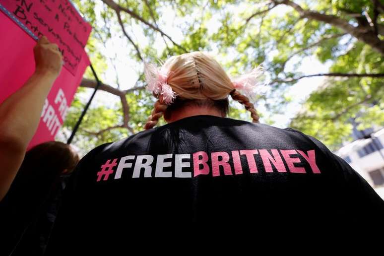 F&atilde; de Britney Spears protesta em apoio &agrave; cantora em Los Angeles
23/06/2020
REUTERS/Mario Anzuoni