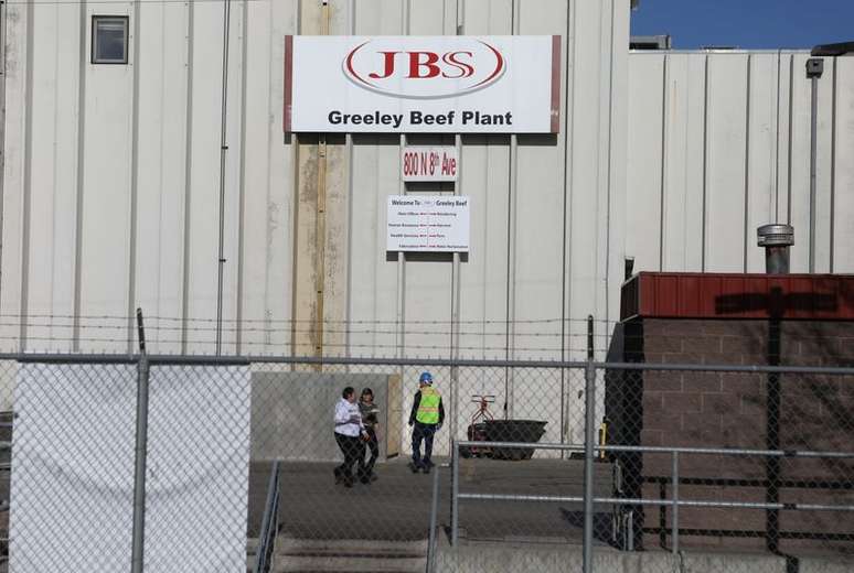 Funcionários sem másmacara em instalação da JBS EUA em Greeley, no Colorado. 
08/04/2020
REUTERS/Jim Urquhart