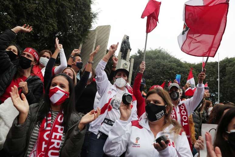 Apoiadores de Keiko Fujimori protestam em Lima
 22/6/2021    REUTERS/Sebastian Castaneda