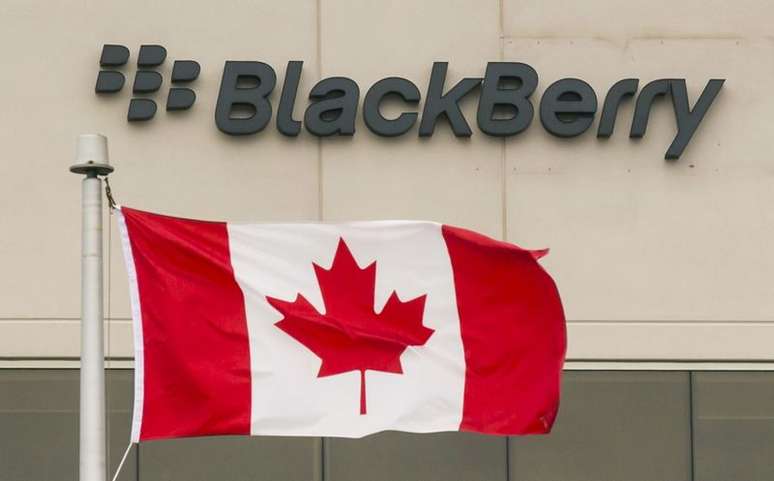 Logotipo da Blackberry no prédio da companhia próximo de bandeira do Canadá.  23/6/2015. REUTERS/Mark Blinch