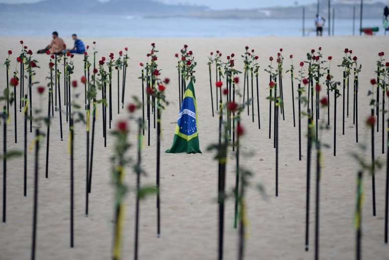 Homem a vítimas da Covid-19 no Brasil na praia de Copacabana, Rio de Janeiro 
20/06/2021
REUTERS/Lucas Landau