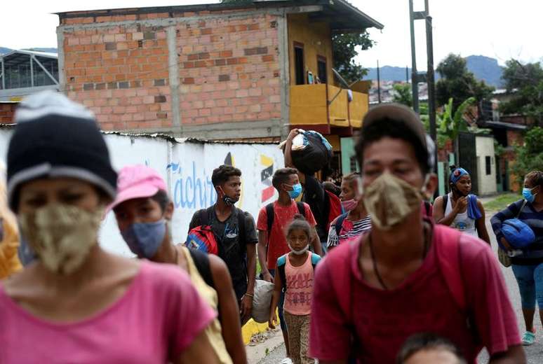 Imigrantes venezuelanos cruzam fronteira rumo à Colômbia 
 12/10/2020  REUTERS/Carlos Eduardo Ramirez