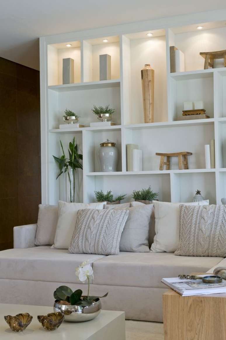 40. Estante de gesso para sala de estar cl&aacute;ssica &ndash; Foto Debora Aguiar