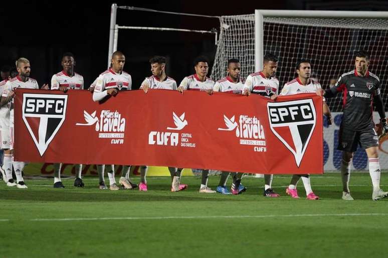 São Paulo entrou com faixa de campanha contra a fome (Foto: Rubens Chiri/saopaulofc.net)