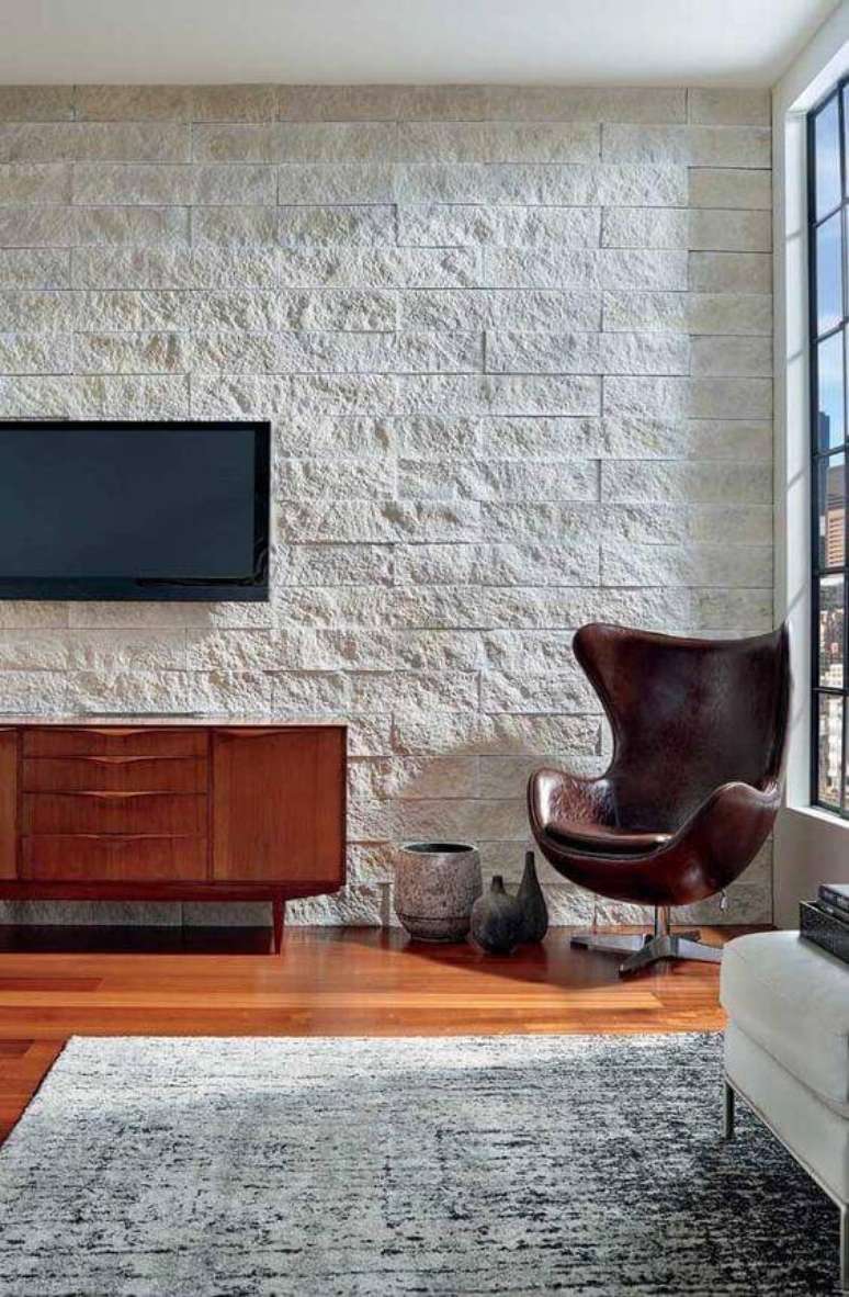 59. Poltrona egg marrom e m&oacute;veis de madeira &ndash; Foto Thiago Pereira