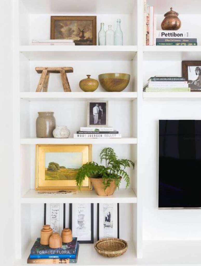 55. Estante de gesso branca para sala de estar – Foto Amber Interior Desig