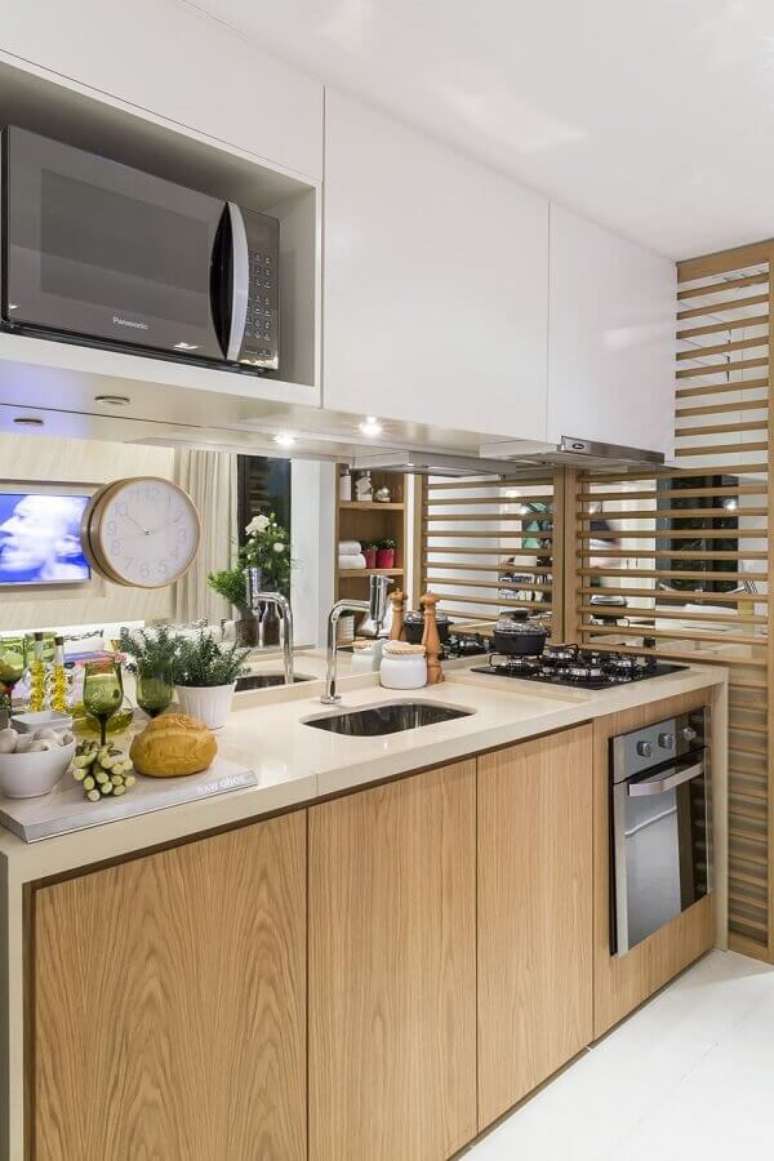 13. Armário aéreo branco para decoração de cozinha com gabinete de madeira – Foto: Jeito de Casa