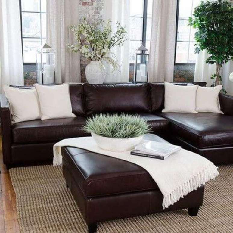 41. Decoração com sofá marrom escuro e decoração branca em contraste – Foto Pinterest