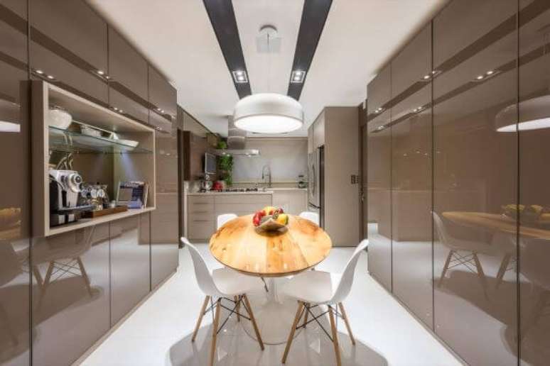 24. Cozinha em tons de marrom e mesa redonda pequena &ndash; Foto Pinterest