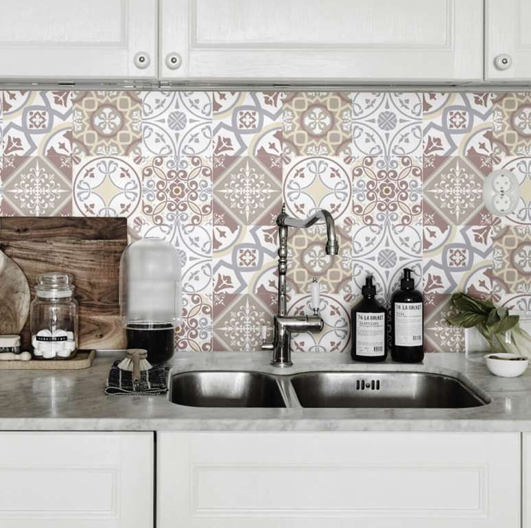 71. Revestimento em tons de marrom na cozinha moderna – Foto Pinterest