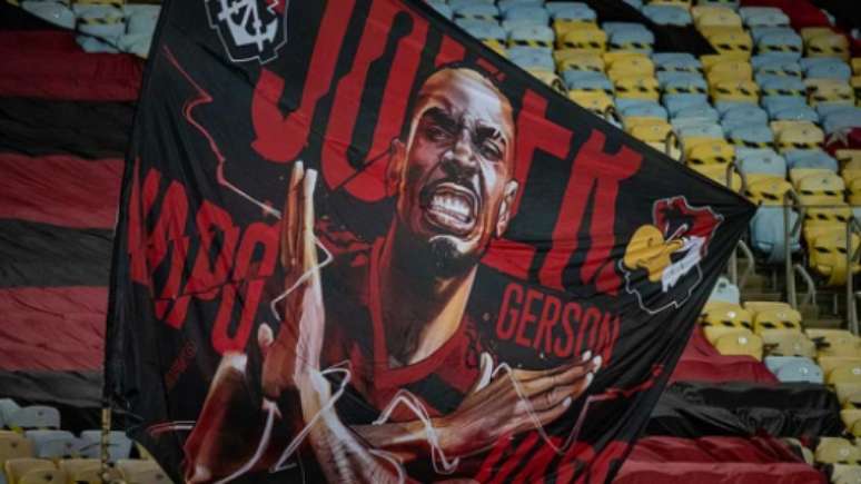 Gerson ganhou um bandeirão personalizado em seu jogo de despedida Foto: Alexandre Vidal / Flamengo