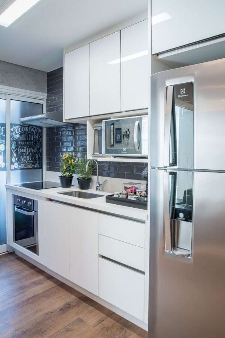 48. Decoração de cozinha com armário branco e revestimento preto – Foto: Pinterest
