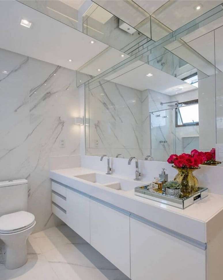 8. Armário branco para decoração de banheiro com bandeja espelhada – Foto: Dicas Decor