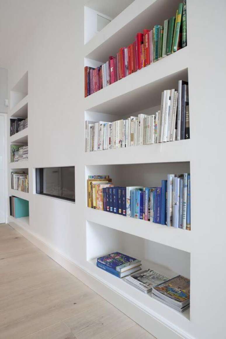 7. Decoração com estante de gesso com livros e lareira elétrica – Foto Pinterest