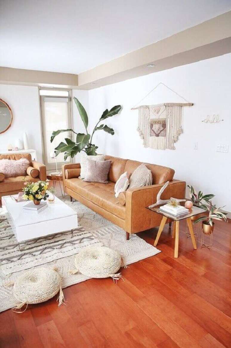 4. Decoração de sala de estar com sofá de couro caramelo e tapete bege – Foto Casa de Valentina