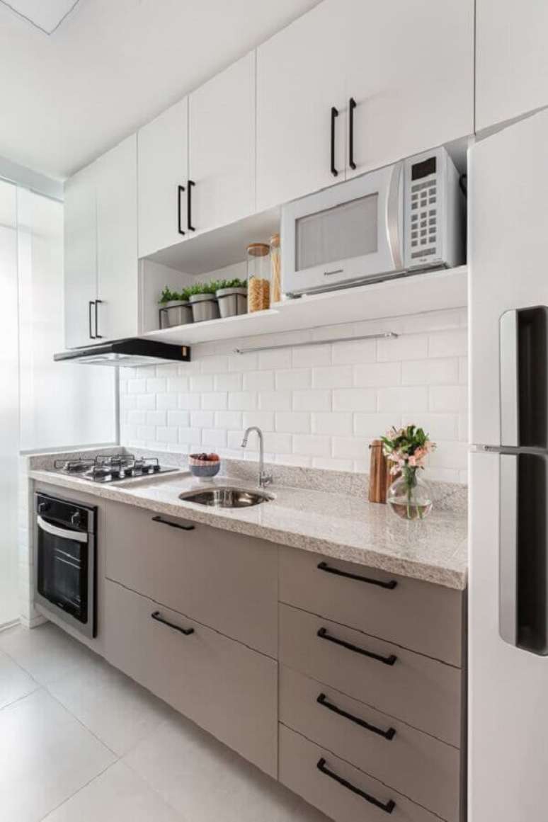 12. Armário aéreo branco para decoração de cozinha com gabinete cinza – Foto: Casa de Valentina
