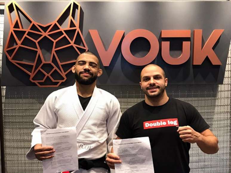 Eli e Gabriel durante a assinatura de contrato na sede da Vouk (Foto: Divulgação)