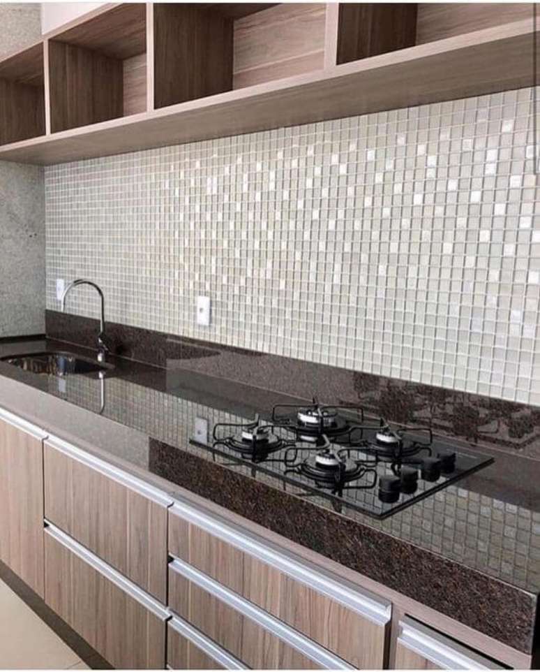 91. Bancada de cozinha marrom com arm&aacute;rios de madeira &ndash; Foto Pinterest