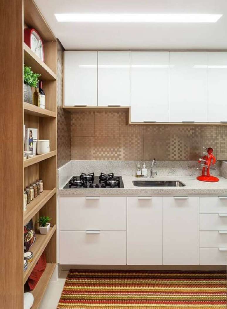 41. Decoração com prateleiras de madeira e armário de cozinha branco – Foto: Amis Arquitetura e Decoração