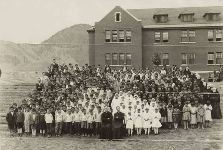 Foto de 1937 mostra alunos e professores do Internato Indígena de Kamloops, onde foram encontradas ossadas de 215 crianças