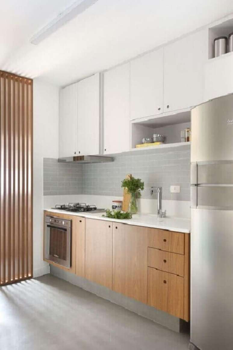 14. Armário aéreo branco para decoração de cozinha com gabinete de madeira planejado – Foto: Jeito de Casa