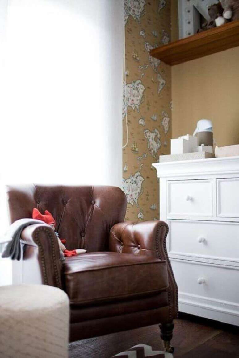 34. Decoração de quarto de bebê com poltrona marrom e móveis brancos – Foto Pinterest