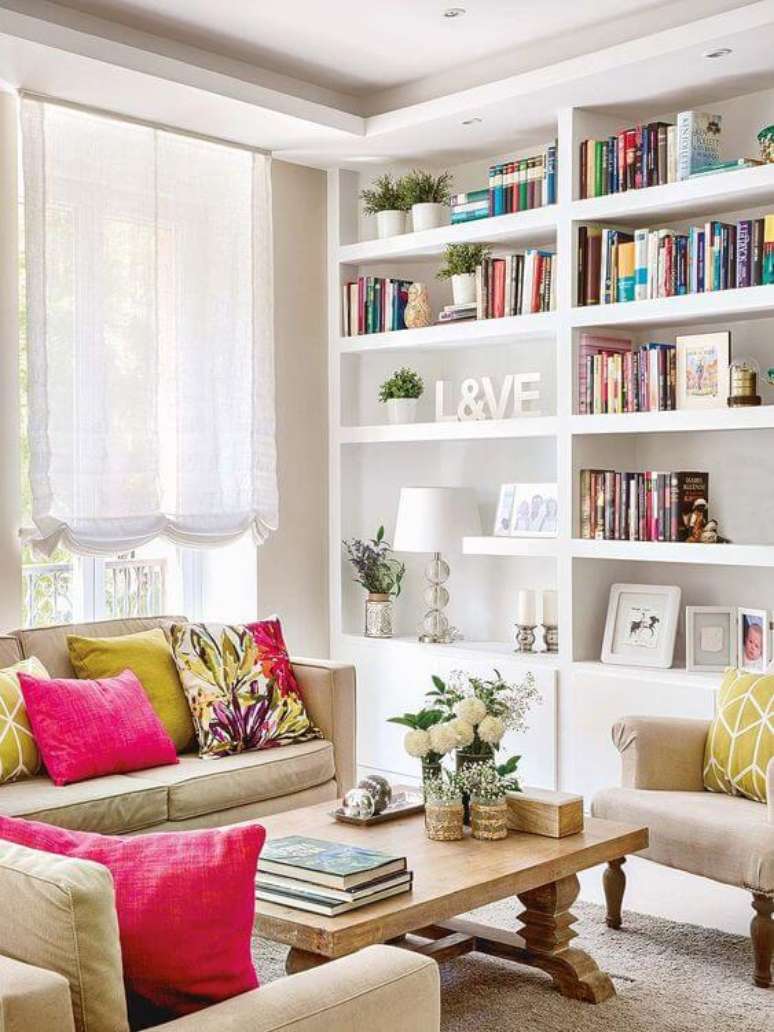 60. Estante de gesso branca para livros na sala de estar moderna – Foto MicasaRevista