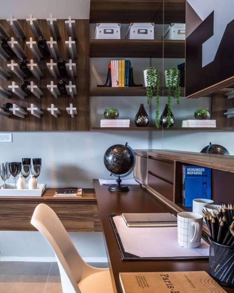 42. Escrit&oacute;rio com tons de marrom e m&oacute;veis planejados &ndash; Foto Pinterest